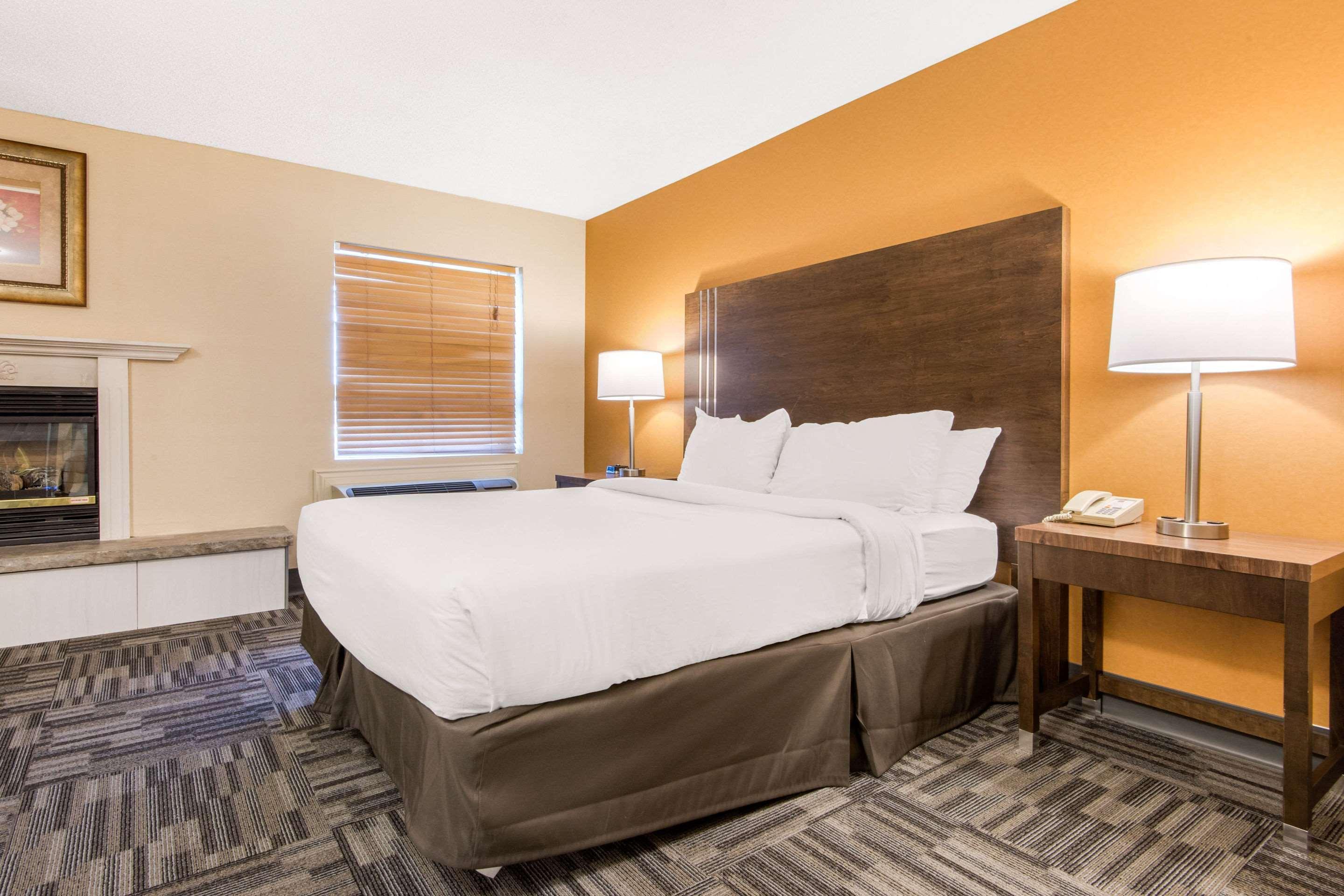 Quality Inn & Conference Centre Orillia Exterior photo