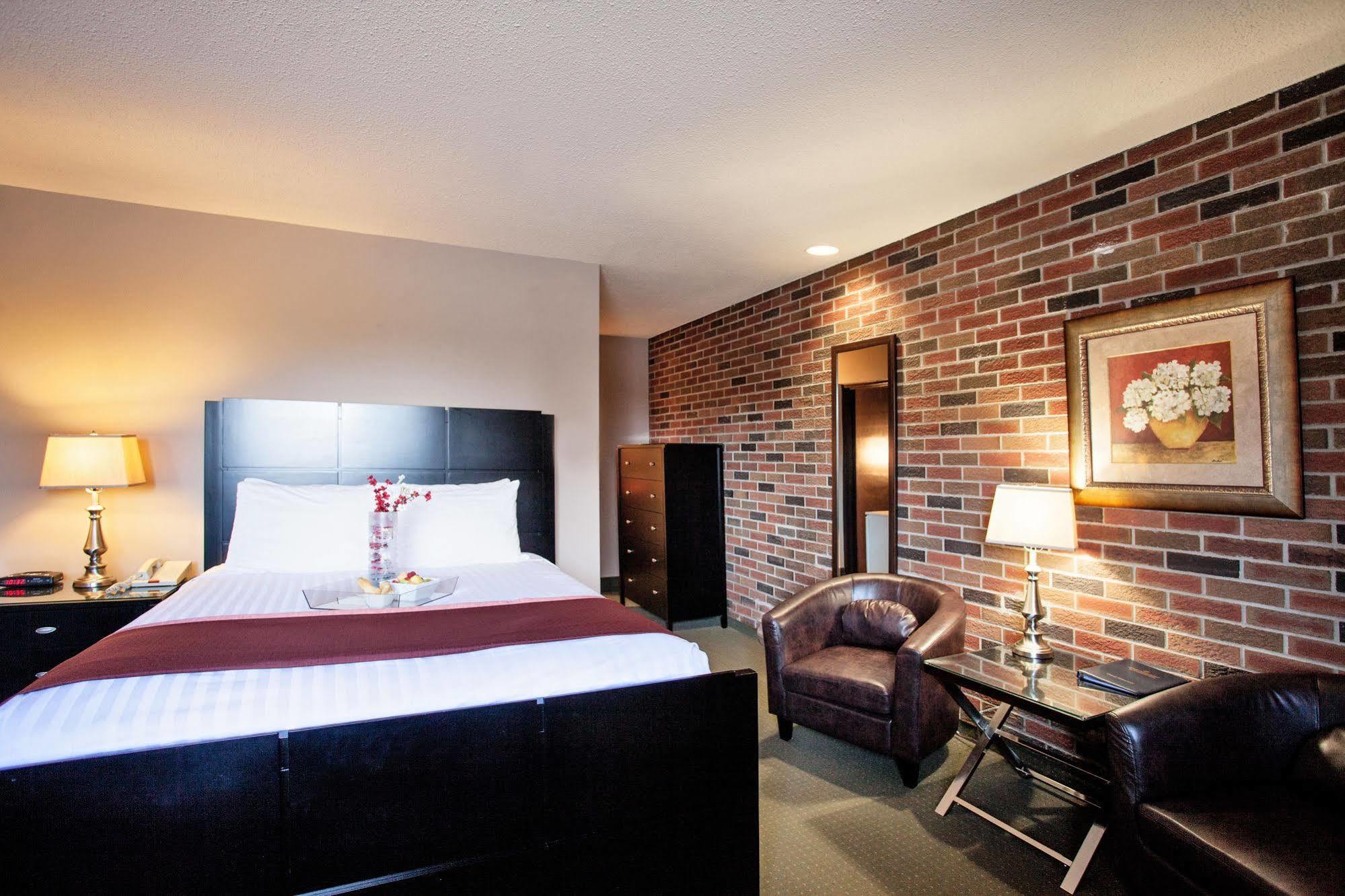 Quality Inn & Conference Centre Orillia Exterior photo